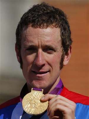 Imagen de archivo de Bradley Wiggins con su medalla de oro tras ganar en la contrarreloj olímpica en Londres, ago 1 2012. Directivos olímpicos instaron a los deportistas más jóvenes preparados para liberarse luego de meses de monástica dedicación a beber "con sensatez" una vez que empiecen sus celebraciones. Foto: Cathal McNaughton / Reuters en español