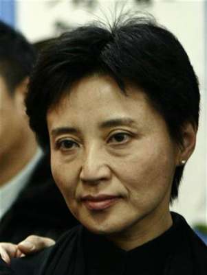 Imagen de archivo de Gu Kailai, esposa del destacado ex miembro del Buró Político Bo Xilai, durante el funeral de su suegro en Pekín, ene 17 2007. China iniciará el 9 de agosto un juicio contra Gu Kailai, esposa del destacado ex miembro del Buró Político Bo Xilai, dijeron el viernes dos fuentes, en un caso que está en el centro de un escándalo que ha sacudido al Gobierno de Pekín y que podría conducir a una pena de muerte para la acusada. Foto: Stringer Imagen para uso no comercial, ni ventas, ni archivos. Solo para uso editorial. No para su venta en marketing o campaña / Reuters en español