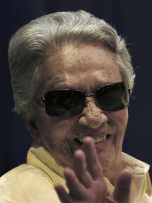 En esta foto del 18 de junio del 2011, Chavela Vargas saluda durante un evento en su honor en la Ciudad de México. La cantante mexicana nacida en Costa Rica falleció el domingo 5 de agosto del 2012 en un hospital en la ciudad de Cuernavaca, al sur de la capital, donde había estado internada una semana con problemas respiratorios y cardíacos. Tenía 93 años.  Foto: Marco Ugarte, Archivo / AP