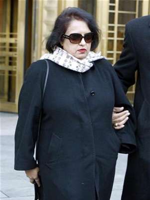 Former Galleon hedge fund employee Roomy Khan leaves Federal Court in New York December 16,2009. Foto: Shannon Stapleton / Reuters In English