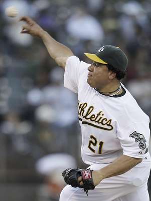 El abridor de los Atléticos de Oakland Bartolo Colón trabaja en el primer inning de un partido contra los Angelinos de Los Angeles el martes, 7 de agosto del 2012.   Foto: Ben Margot / AP