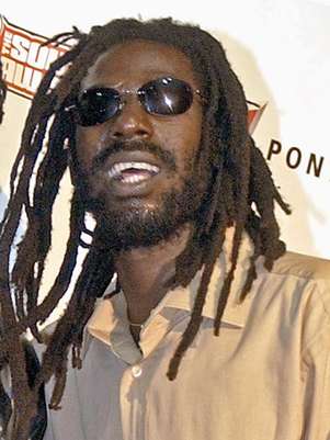 El cantante de reggae  jamaiquino Buju Banton en la entrega de los premios Source Hip-Hop Music en Miami en una fotografía de archivo del 13 de octubre de 2003. Un juez federal negó a Banton la solicitud de un nuevo juicio argumentando que no es necesario por que existe un fallo previo de una corte de apelaciones. El cantante de reggae fue declardo culpable de asociación delictuosa y tráfico de cocaína el 22 de febrero de 2011 y cumple con una sentencia a 10 años de prisión.  Foto: Yesikka Vivancos, archivo / AP