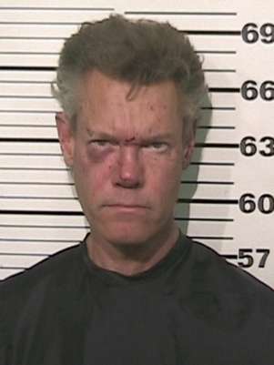 El cantante country Randy Travis, quien está acusado de conducir en estado de ebriedad, en una fotografía proporcionada por la oficina del jefe de policía del condado de Grayson, Texas. Las autoridades informaron que Travis fue detenido el miércoles 8 de agosto de 2012 y deberá presentarse ante un juez en Sherman, Texas.  Foto: Grayson County Sheriff's Office / AP