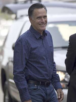 El aspirante presidencial republicano Mitt Romney sale de sus oficinas en Boston el pasado viernes. Foto: Evan Vucci / AP
