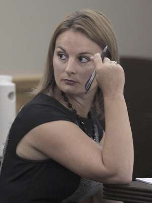 La ex maestra de inglés de la secundaria de Kennedale, Brittni Nicole Colleps, de 28 años, fue declarada culpable de tener sexo en su casa durante dos meses con cinco estudiantes. El jurado emitió su decisión el viernes 17 de agosto de 2012. En la imagen, la procesada durante un receso en el juicio en su contra en Fort Worth, Texas, el martes 14 de agosto.  Foto: The Fort Worth Star-Telegram, Ron T. Ennis / AP