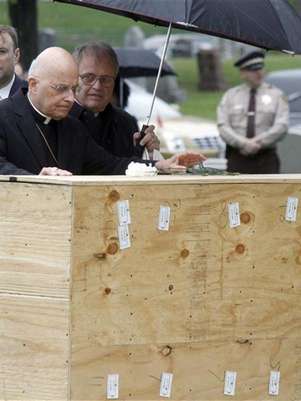 Chicago Cardinal Francis George (C) offers a graveside blessing to the remains of indigent people at Mt. Olivet cemetery on the southwest side of Chicago, Illinois, April 25, 2012. Foto: Frank Polich / Reuters In English