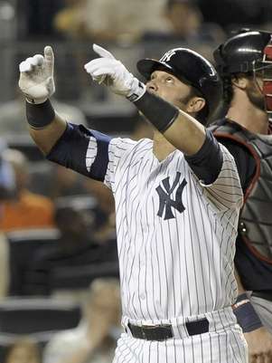 Nick Swisher, de los Yanquis de Nueva York, festeja su cuadrangular solitario, segundo del día, en la séptima entrada del partido frente a los Medias Rojas de Boston , el viernes 17 de agosto de 2012, en Nueva York. Los Yanquis ganaron por 6-4.   Foto: Kathy Kmonicek / AP