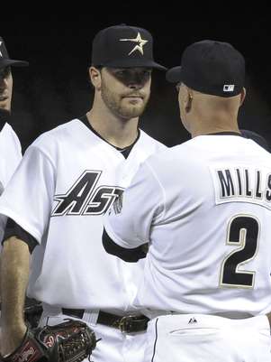 El piloto de los Astros de Houston, Brad Mills, de espaldas, fue despedido el sábado 18 de agosto de 2012, tras la derrota del equipo por 12-4 ante los Diamondbacks de Arizona. En la imagen, Mills conversa con el abridor Dallas Keuchel, en el partido del viernes en el que Houston perdió en casa 3-1 ante Arizona.  Foto: Pat Sullivan / AP