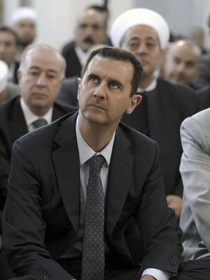 
              Foto difundida por la agencia noticiosa oficial SANA del presidente Bashar Assad durante las plegarias de Eid en la mezquita de Hamad, en Damasco el domingo 19 de agosto del 2012, para conmemorar el fin del Ramadán. (Doto AP/SANA)
             Foto: AP