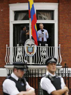 Assange, desde el balcón de la embajada de Ecuador Foto: Chris Helgren / Reuters en español