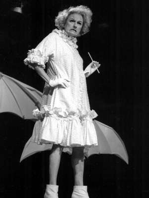 La comediante Phyllis Diller en una fotografía sin fecha. Diller, la ama de casa convertida en humorista que solía hacer los mejores chistes sobre ella misma, murió el lunes 20 de agosto de 2012 en Los Angeles. Tenía 95 años.  Foto: NBC-TV, archivo / AP