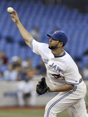 El dominicano Carlos Villanueva, de los Azulejos de Toronto, lanza contra los Rays de Tampa Bay en la primera entrada del juego del jueves 30 de agosto de 2012, en Toronto.  Foto: The Canadian Press, Aaron Vincent Elkaim / AP