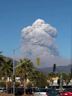 Una nube de humo asciende sobre el área del Cañón de San Gabriel sobre el parque de Angeles National Forest en las montañas de San Gabriel, en el noreste de Los Angeles. Foto: John Antczak / AP