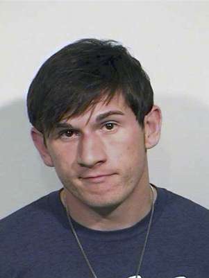 Christopher Shell is seen in this DFW Airport Department of Public Safety handout booking photo received by Reuters September 7, 2012. Shell was questioned by authorities Thursday after police received a phone tip that he was carrying explosives aboard a US Airways flight from Philadelphia to Dallas. Kenneth Smith Jr., 26, was charged on Friday with making a false report regarding the explosives, authorities said. While not charged in plane incident, Shell was arrested when he finally arrived in Dallas on  Foto: Handout / Reuters In English