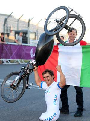 Alex Zanardi created one of the iconic images of the Paralympic Games upon celebrating his gold medal.  Foto: Gareth Fuller/PA) UNITED KINGDOM OUT  NO SALES  NO ARCHIV / AP
