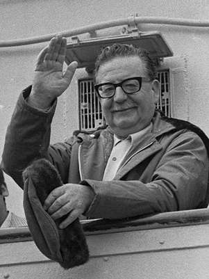 El Presidente de la República Salvador Allende, en una imagen de archivo del año 1971. Foto:  Archivo / AP