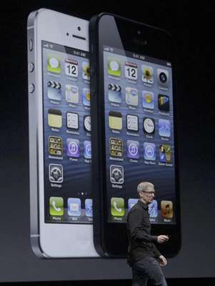 El director general de Apple, Tim Cook, presenta el iPhone 5 en San Francisco Foto: Jeff Chiu / AP