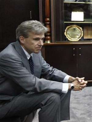 Foto de archivo del embajador de Estados Unidos en Libia, Christopher Stevens, durante una reunión para debatir sobre derechos humanos en Trípoli, jun 27 2012. El embajador estadounidense en Libia y otros tres empleados consulares murieron en un ataque con cohetes al vehículo en el que viajaban, luego de haber dejado la misión por la irrupción de militantes que denunciaban un filme hecho en Estados Unidos que insultaba al profeta Mahoma. Foto: Anis Mili / Reuters en español