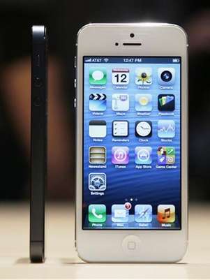 Foto de archivo de unos teléfonos iPhone 5 de Apple durante su presentación durante un evento de la firma en Los Angeles, sep 12 2012. La demanda por el nuevo teléfono iPhone 5 de Apple Inc ha sido "increíble", dijo el miércoles el presidente ejecutivo de la empresa estadounidense de telecomunicaciones AT&T Inc, Randall Stephenson. Foto: Beck Diefenbach / Reuters en español