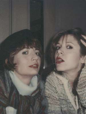 Legendary comedienne and director Penny Marshall (L) is shown in a family photograph with friend, actress and writer Carrie Fisher in this undated handout photograph provided to Reuters September 20, 2012. Foto: Handout / Reuters In English