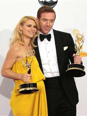 La protagonista de la serie "Homeland", Claire Danes, y su colega Damian Lewis sostienen sus premios recibidos en las categorías Mejor Actriz y Actor en una serie dramática en la ceremonia de entrega de los Emmy en Los Angeles, sep 23 2012. "Homeland", cortó la racha de cuatro años de "Mad Men" al conquistar el principal galardón dramático en los premios Primetime Emmy el domingo, mientras que "Modern Family" reinó por tercer año consecutivo como la mejor serie de comedia en televisión. Foto: Mario Anzuoni / Reuters en español