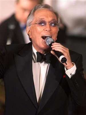 Singer Andy Williams performs "Moon River" during a gala salute July 22, 2001 in Beverly Hills honoring comedian Milton Berle's 93rd birthday and his 88th year in show business. Foto: Fred Prouser / Reuters In English