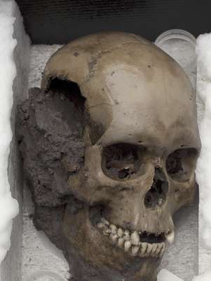 Un cráneo recientemente descubierto en el sitio arqueológico del Templo Mayor en la Ciudad de México está en exposición, el viernes 5 de octubre de 2012. Según arqueólogos mexicanos descubrieron el mayor número de cráneos en el templo más sagrado del imperio azteca de hace más de 500 años.  Foto: Alexandre Meneghini / AP