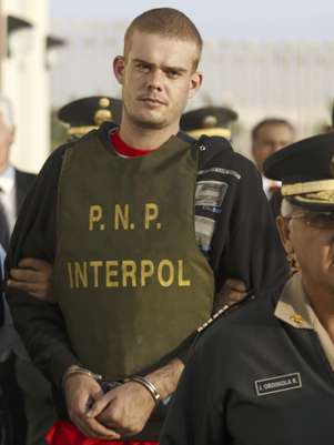 En esta fotografía de archivo del 4 de junio de 2010, el holandés Joran van der Sloot aparece custodiado cerca de una estación de policía en Tacna.  Foto: Karel Navarro, archivo / AP
