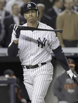 Alex Rodríguez, de los Yanquis de Nueva York, se dirige al dugout después de poncharse en la octava entrada del cuarto partido de la serie divisional de la Liga Americana frente a los Orioles de Baltimore, el jueves 11 de octubre de 2012, en Nueva York. Rodríguez iniciará en la banca el juego cinco de la serie el viernes 12 de octubre.  Foto: Kathy Willens / AP