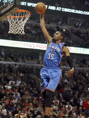 Kevin Durant, del Thunder de Oklahoma City, anota en un rompimiento a los Bulls de Chicago, en la primera mitad del juego del jueves 8 de noviembre de 2012, en Chicago.  Foto: Charles Rex Arbogast / AP