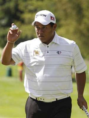 Chapchai Nirat of Thailand celebrates his birdie shot on the 9th green during the first round of the European Masters golf tournament in Crans-Montana September 2, 2010. Foto: Denis Balibouse / Reuters