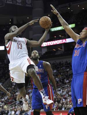 James Harden (13), de los Rockets de Houston, intenta pasar el balón entre Greg Monroe (10) y Charlie Villanueva (31), de los Pistons de Detroit, en la segunda mitad del juego del sábado 10 de noviembre de 2012, en Houston.  Foto: Pat Sullivan / AP