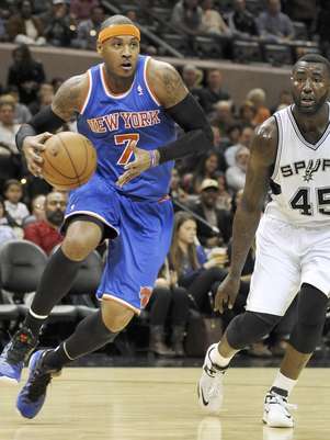 Carmelo Anthony, a la izquierda, de los Knicks de Nueva York, conduce el balón ante DeJuan Blair de los Spurs de San Antonio durante el primer medio del partido del jueves 15 de noviembre de 2012, en San Antonio.  Foto: Darren Abate / AP