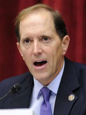 Congressional Super Committee member Rep. Dave Camp (R-MI) makes an opening statement as the panel holds its inaugural meeting to search for at least $1.2 trillion in new deficit reductions, in Washington, DC, September 8, 2011. Foto: Mike Theiler / Reuters