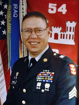 Sgt. John M. Russell, the Army sergeant accused of killing five fellow soldiers in Iraq, is seen in a military photo provided by his father, Wilburn Russell, 73, outside of his son's home in Sherman, Texas May 12, 2009. Foto: Russell Family / Reuters