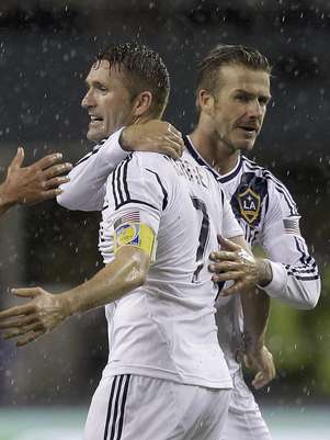 
              David Becham, del Galaxy de Los Angeles, derecha, celebra con su compañero Robbie Keane tras ganar el campeonato de la conferencia oeste de la MLS enun partido contra los Sounders de Seattle el domingo, 18 de noviembre del 2012. Beckham anunció el lunes que la Copa de la MLS va a ser su último partido con el Galaxy. (Foto A/Ted S. Warren)
             Foto: AP