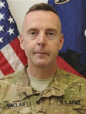 Brigadier General Jeffrey Sinclair, a U.S. Army general facing charges of forcible sodomy and engaging in inappropriate relationships stemming from allegations that got him sent home from Afghanistan this year, is seen in this handout photo received September 26, 2012. Foto: U / Reuters
