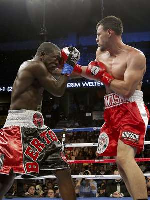 Robert Guerrero, derecha, conecta un golpe en el rostro de André Berto en el cuarto round de una pelea por el título welter del CMB en Ontario, California, el sábado 24 de noviembre de 2012. Guerrero ganó por decisión unánime.  Foto: Jae C. Hong / AP