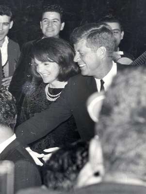 En esta foto suministrada por Alexander Arroyos, tomada el 21 de noviembre de 1963, muestra al presidente John F. Kennedy y la primera dama Jacqueline Kennedy saludando a activistas hispanos en  una gala de LULAC en el hotel Rice de Houston. Los historiadores dicen que la presentación de Kennedy en el salón de gala del Rice, hace 49 años y la noche antes de su asesinato, fue probablemente la primera vez que un presidente estadounidense reconocía a los hispanos como un bloque de votantes importante  Foto: Cortesía de Alexander Arroyos / AP