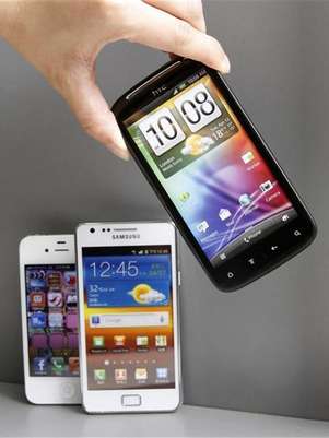 Apple's iPhone (L) and Samsung Galaxy Note are displayed at a shop in Tokyo in this August 31, 2012, file photo. Foto: Kim Kyung-Hoon / Reuters