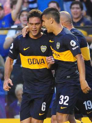 Caruzzo y Paredes, los autores de los goles Xeneizes, se abrazan. Foto: Foto Baires.