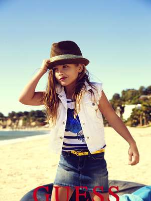 En esta imagen publicitaria proporcionada por Guess? Inc., la hija de 6 años de Anna Nicole Smith, Dannielynn Birkhead, sigue los pasos de su madre y modela para una campaña de Guess Kids.  Foto: Guess? Inc. / AP
