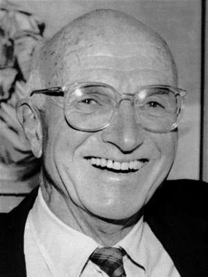 Nobel Prize winner Joseph Murray, 71, smiles after learning that he had received the honor for medicine along with another American, in this file October 8, 1990 photo. Foto: Stringer / Reuters