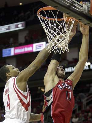 Greg Smith (4), de los Rockets de Houston, recibe falta de Jonas Valanciunas (17), de los Raptores de Toronto, en la primera mitad del partido en Houston, el martes 27 de noviembre de 2012. Los Rockets ganaron 117-101 a los Raptors.  Foto: Bob Levey / AP