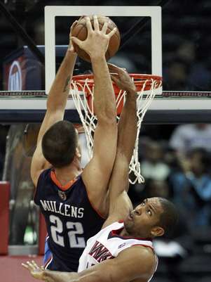 Byron Mullens (22), de los Bobcats de Charlotte, intenta encestar sobre la defensa del dominicano Al Horford, de los Hawks de Atlanta, en la primera mitad del juego del miércoles 28 de noviembre de 2012, en Atlanta.  Foto: John Bazemore / AP