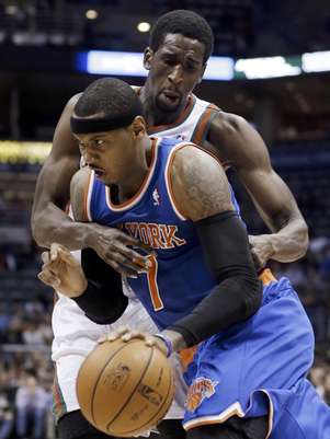 Carmelo Anthony, de los Knicks de Nueva York recibe una falta de Ekpe Udoh, de los Bucks de Milwaukee, en la primera mitad de un partido de la NBA el miércoles, 28 de noviembre del 2012.   Foto: Morry Gash / AP