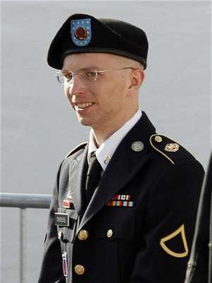 Army Private First Class Bradley Manning is escorted in handcuffs as he leaves the courthouse in Fort Meade, Maryland June 6, 2012. Foto: Jose Luis Magana / Reuters