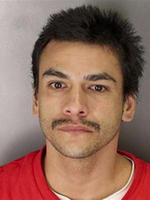 Hector Celaya, 31, of Tule River Indian Reservation near Porterville, California is shown in this booking photo released by Tulare County Sheriff's Department in Visalia, California December 9, 2012. Celaya is a suspect involved in a shooting on the reservation about 60 miles northeast of Bakerfield, which left 3 dead and 4 injured, including two young children, according to police reports. Foto: Tulare County Sheriff's Department / Reuters
