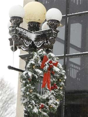 A Christmas wreath is covered with snow on West 4th Street in Waterloo, Iowa, December 20, 2012. Foto: Matthew Putney / Reuters
