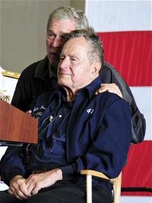 Former U.S. Presidents George W. Bush and his father George H.W. Bush attend a function onboard the USS George H.W. Bush aircraft carrier off the coast of Maine, June 10, 2012 in this U.S. Navy handout photo. The elder Bush, a former naval aviator, and his family members were attending a reenlistment ceremony on the carrier named for him. Foto: U / Reuters